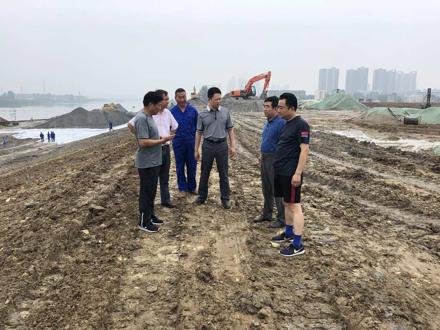 區長黃進督查湖北水建施工的清河口磷石膏堆場整治工程